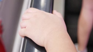 İş adamının elinin yürüyen merdiven tırabzanlarında hareket etmesi metro istasyonu terminaline yaklaşırken, insan eli tırabzanda..