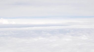 Güneşli yaz zamanında uçarken mavi gökyüzü üzerinde beyaz kabarık bulutlar. Temiz Çevre için doğa mavi gökyüzü bulutu ve güneş, enerji veya ulaşım tatil kavramından tasarruf edin.