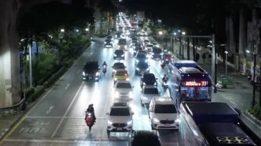 Ağustos 12,2024 Bangkok, Tayland. Hava gece görüşü Ratchaprasong İlçesi yakınlarındaki Bangkok İş Bölgesi şehir merkezindeki ana caddeye, trafik sıkışıklığı olan gece sokağı.