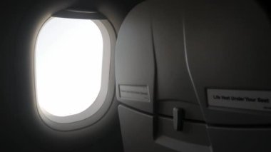 Pencere dışındaki bulanık doğal gökyüzü manzarasıyla havalimanından gökyüzüne havalanırken uçak penceresine seçici odaklanma görüntüsü, tatil seyahati arka planı