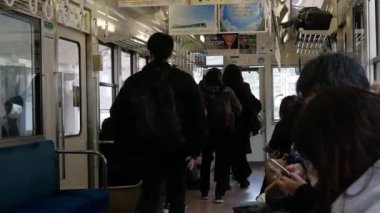 January29,2024.Osaka, Japonya. Osaka 'nın yoğun yoğun saatlerinde trenin içindeki yolcularla birlikte yerel bir toplu taşıma treni içinde.
