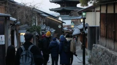 25 Ocak 2024 Kyoto, Japonya.manzara sokak manzarası kalabalık insanlarla dolu Hokanji Tapınağı 'nın Pagoda' sına ya da Yasaka no tou 'ya (Yasaka Pagoda) yol gösteriyor.