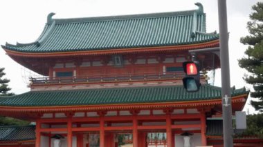 Heian Jingu Tapınağı 'nın ana girişinin hareketli manzarası Kyoto kış günündeki ünlü tapınak simgesi.