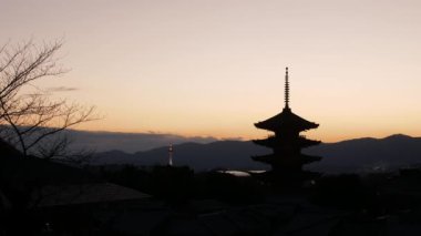 Kyoto 'daki dev Yasaka Pagoda' nın hava manzarası günbatımında antik tapınak mirası sahasında Kyoto şehir merkezindeki ünlü antik Japon tapınağı Kyoto 'daki