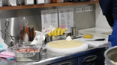 Konforlu kafede Japon usulü taze krep yapan şefler Japon usulü taze Fransız çörekleri yaparken, siz de tezgâh tezgahına geçin.