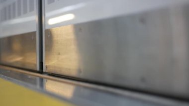 Tren peronuna vardığında, tren istasyonunun kapısından tren kapısına kadar alçak açılı görüş Japonya 'da tren ulaşımı, metro kapısının alçak açılı görüntüsü.