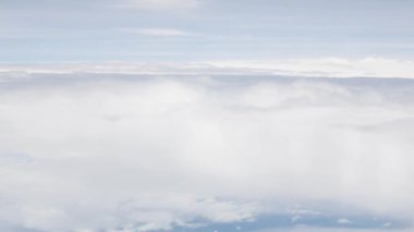 Beyaz kabarık bulutlu mavi gökyüzü bulutların üzerinden uçarak geçer yaz güneşli bir günde bulutlar hareket eder yaz bulutları seyahat tatil arka planında