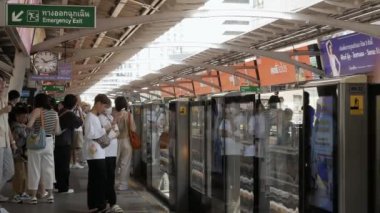 15 Temmuz 2024 Bangkok, Tayland. Siam SkyTrain İstasyonu Platformu 'nda yolcu kalabalığı, kalabalık saatte trenden inip inmeyi bekliyor. Tayland ve toplu taşıma sistemi.