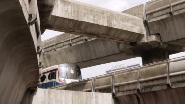 15 Temmuz 2024 Bangkok, Tayland. Manzara, Bangkok metropolünün şehir merkezindeki tren yolu köprüsüne bakıyor. Gündüz vakti, Bangkok toplu taşımacılığı.