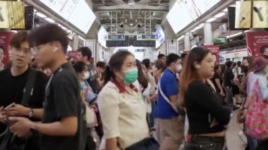 15 Temmuz 2024 Bangkok, Tayland Siam SkyTrain İstasyonu 'nda yoğun bir trafik saatinde yolcu değişimine uğrayan hava treni istasyonundan hareket ederken...
