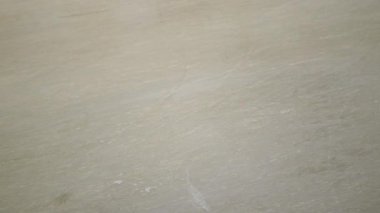 Bir çok insan buz pateni yaparken, buz pateni pisti yüzeyine yakın çekim, kapalı alanda kış sporu aktivitesi