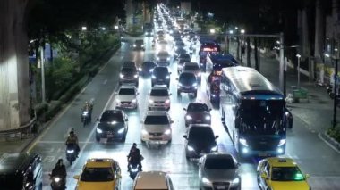 Ağustos 12,2024 Bangkok, Tayland. Hava gece görüşü Ratchaprasong İlçesi yakınlarındaki Bangkok İş Bölgesi şehir merkezindeki ana caddeye, trafik sıkışıklığı olan gece sokağı.