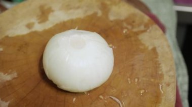 Tayland usulü tahtalar üzerinde taze soğan doğramak için bıçak kullanmak Tayland yemeği pişirmek için hazır olmak için sebze hazırlamak Tayland yemeği pişirmek için.