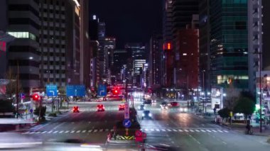 Chubu bölgesindeki şehir merkezi Nagoya 'da modern bina ve kalabalık yaya trafiğiyle çevrili hava gece zaman kavramı caddesi manzarası.
