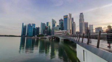 Singapur şehir merkezinin şehir merkezindeki gökdelen binalarının zaman çizelgesi. Günbekten geceye yüksek gökdelen ofis binaları. Sudaki yansıma, Singapur 'un aydınlık gökdelenleriyle