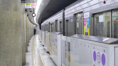 Febuary3,2024.Nagoya, Japonya.view Nagoya metro istasyonunun içindeki platformdan hareket ederken güvenlik kapısının bulunduğu alandan hareket ediyor.