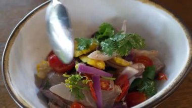 Japon mutfağında aperatifler için Japon usulü salata üzerine limon suyu ve ton balıklı taze balık salatası yemek için kaşık kullanmak. Japon salatası.