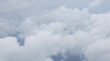 Güneşli yaz zamanında uçarken mavi gökyüzü üzerinde beyaz kabarık bulutlar. Temiz Çevre için mavi gökyüzü bulutu ve güneş, seyahat tatil konsepti..