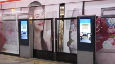 15 Temmuz 2024 Bangkok, Tayland. Siam SkyTrain İstasyonu Platformu 'nda yolcu kalabalığı, kalabalık saatte trenden inip inmeyi bekliyor. Tayland ve toplu taşıma sistemi.