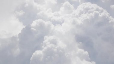 Güneşli yaz mevsiminde uçarken mavi gökyüzü üzerinde beyaz kabarık bulutlardan görüş. Temiz Çevre için doğa mavi gökyüzü bulutu ve güneş, enerji veya ulaşım tatil kavramından tasarruf edin..