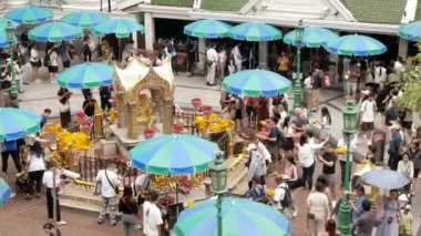 Ağustos 12.2024 Bangkok, Tayland Ratchaprasong 'daki Erawan Tapınağı manzarası. Bangkok' taki ünlü tarihi mekan olan yaz günlerinde, turist kalabalığı meraklı ve dilek diliyor.