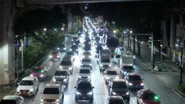 Ağustos 12,2024 Bangkok, Tayland. Hava gece görüşü Ratchaprasong İlçesi yakınlarındaki Bangkok İş Bölgesi şehir merkezindeki ana caddeye, trafik sıkışıklığı olan gece sokağı.