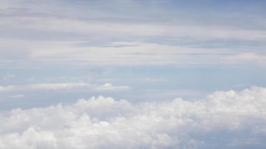 Yağmur mevsiminde uçarken mavi gökyüzü üzerinde koyu gri kabarık bulutlardan görüş. Temiz Çevre için doğa mavi gökyüzü bulutu, enerji veya ulaşım tatil kavramından tasarruf edin.