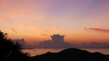Monkey Hill manzaralı Monkey Hill manzaralı Phuket thailand 'da panoramik deniz kıyısı manzaralı ve deniz koyundaki birçok ada vanilya yüzeyli gökyüzü altında, deniz kıyısı manzaralı