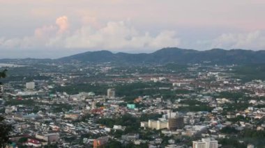 Phuket thailand 'daki Monkey Hill manzaralı sabah vakti Phuket Town merkez bölgesinin panoramik manzaralı manzaralı Phuket kasabası manzaralı.