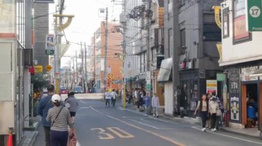 Ekim 23, 2024, Tokyo, Japonya Jiyugaoka 'nın ünlü caddesi. Kalabalık yayalar Tokyo' nun tatlı Jiyugaoka semtinin sokaklarında alışveriş yapıyor.