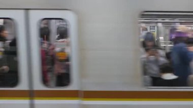 Ekim 23, 2024, Tokyo, Japon.pov metro istasyonundaki metro trenine giderken tren hangarı yolcularla dolu olan Tokyo metro tren istasyonuna yaklaşıyor.