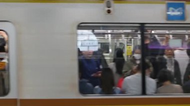 Ekim 23. 2024 Tokyo, Japon.pov metro istasyonundaki metro istasyonuna giderken tren engellisinin yolcu dolu tren istasyonundan ayrılması, Tokyo metro toplu taşımacılığı.