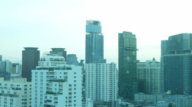 Bangkok 'un merkez iş bölgesindeki gökdelen gökdeleninin manzarası. Gün batımında gökdelenli ve yüksek binalı Bangkok şehri silüeti