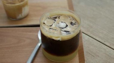 Modern kafede kahve içmek için el ele tutuşurken özel bir fincan kahve içmek rahatlatıcı bir arka plan.