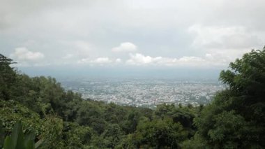 Yerel Chiangmai şehrinin üstündeki hava manzarası dağ tepesinden gündüz vakti bulut ve sis seviyesinin altında.
