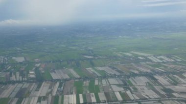 Tayland 'da Bangkok yakınlarında banliyö kırsalında uçarken gökyüzünden doğal manzara