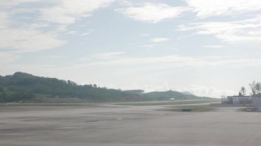 Phuket 'te sabah saatlerinde havaalanından havalanan uçak tatil seyahati konsepti için kalkıyor.