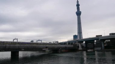 Decemer29,2023.Tokyo, Japon .sumida nehir manzaralı demiryolu demiryolu taşımacılığıyla Japonya 'nın Tokyo şehrinde kış bulutlu bir günde nehri geçiyor.