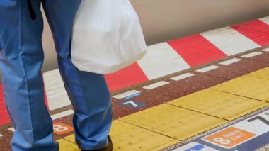 İnsanlar toplu taşıma, metro ulaşımı, metro ulaşımı gibi kapılardan geçerken metro istasyonundaki tren peronunun kapısının alçak açılı görüntüsü.