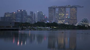Singapur ufuk çizgisi şehir Singapur nehrinin kıyısında modern ofis gökdelenleri ile günbatımında merkez iş bölgesinde yüksek finansal binalar güzel zaman. Modern binalar gökyüzü.