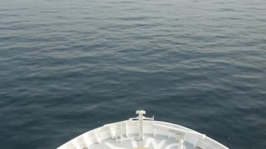Yolcu gemisinin ön görüntüsü. Günbatımında açık denizlerde seyahat ederken. Gökyüzü güzel, yaz tatili deniz seyahati.