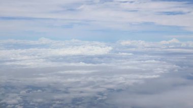 Güneşli bir günde bulutların üzerinde uçuşan beyaz kabarık bulutlu mavi gökyüzü ve sıcak yaz mevsiminde atmosferde hareket eden bulutlar. yaz bulutları doğal arkaplan