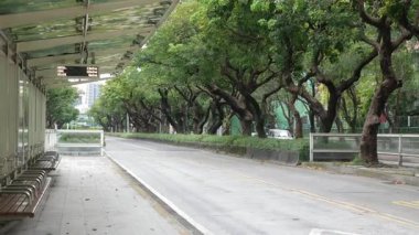 Taipei 'nin başkenti Tayvan' daki otobüs durağındaki manzara manzarası. Yaz aylarında otobüs ve arka plan bomboş sokak için LED bilgi panosu. Otobüs durağı toplu taşıma durağı