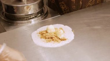 Tayvan usulü tatlı, karamelli fıstık ve dondurmayla ünlü Tayvan sokak abur cuburu Jiufen eski sokak yiyecek pazarında.