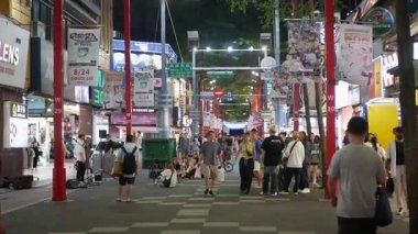 30 Temmuz 2023.Taipei, Tayvan.Vilayet Ximen İlçesi 'nde, Tayvan' ın ünlü alışveriş bölgesi. Kalabalık Tayvan 'da gece vakti alışverişe geliyor.