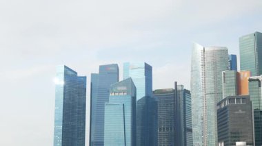 Şehir merkezi iş merkezi CBD merkezindeki modern ofis gökdelenleri finans binaları. Gökyüzüne kadar uzanan, arka planda açık mavi gökyüzü olan modern cam yapılara bakıyorum.