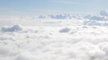 Beyaz kabarık bulutlu mavi gökyüzü bulutların üzerinde uçuyor güneşli bir günde yazın hareket eden bulutlarla yaz bulutlarının arka planında
