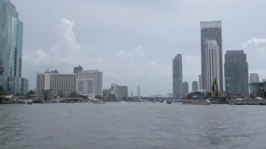 5 Aralık 2022 Bangkok, Tayland manzarası Tayland 'ın başkenti Chaophraya Nehri' nde yüksek katlı otel gökdelen binaları ve nehir kıyısı trafiği ile