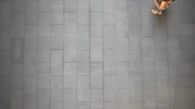 1 Ekim 2022. Bangkok, Tayland. Platform tren istasyonunda yürüyen yolcularla dolu patika yolu manzaralı.