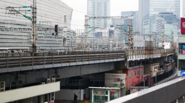 Hızlı trenin kışın Tokyo şehir merkezinden hareket edişinin görüntüsü, Japon tren yolu Tokyo şehir merkezinden geçiyor.